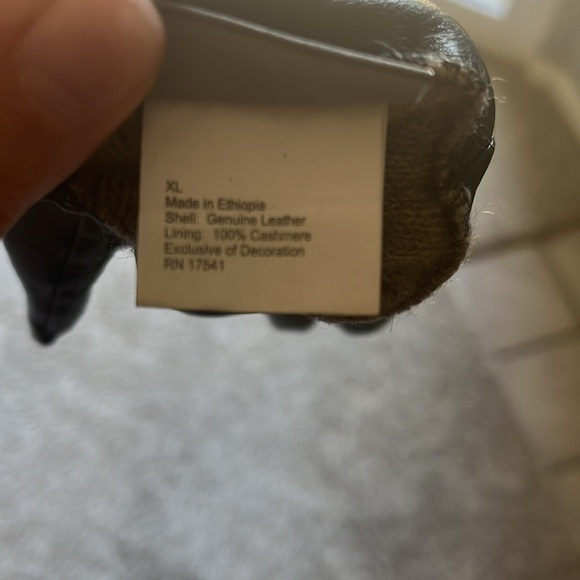 Cashmere lined black leather gloves 🧤 - Picture 6 of 6